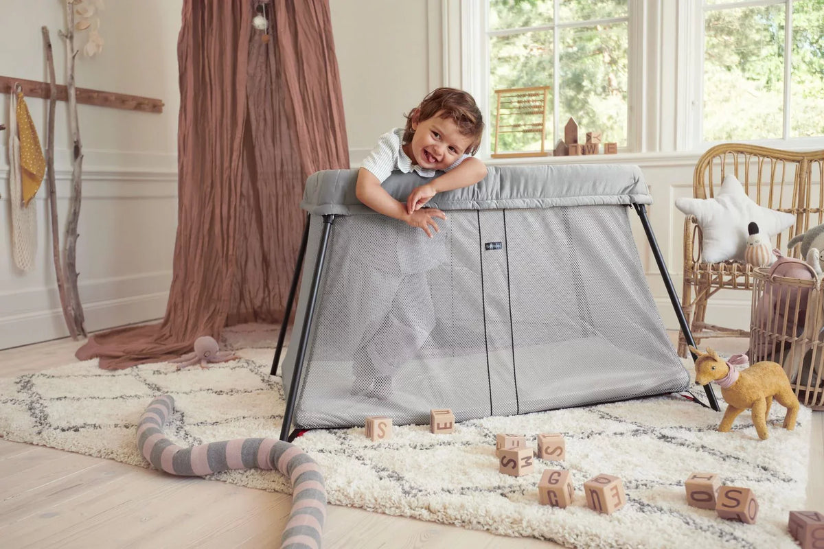BabyBjorn Travel Crib Light Sizeilver and Fitted Sizeheet Bundle Pack